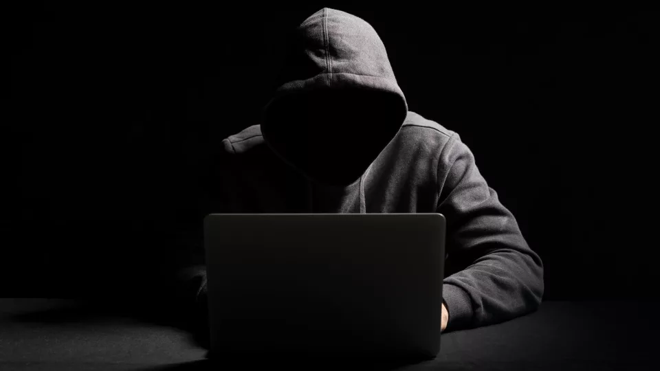 Fraudes bancaires : pourquoi les escrocs préfèrent désormais manipuler leurs victimes