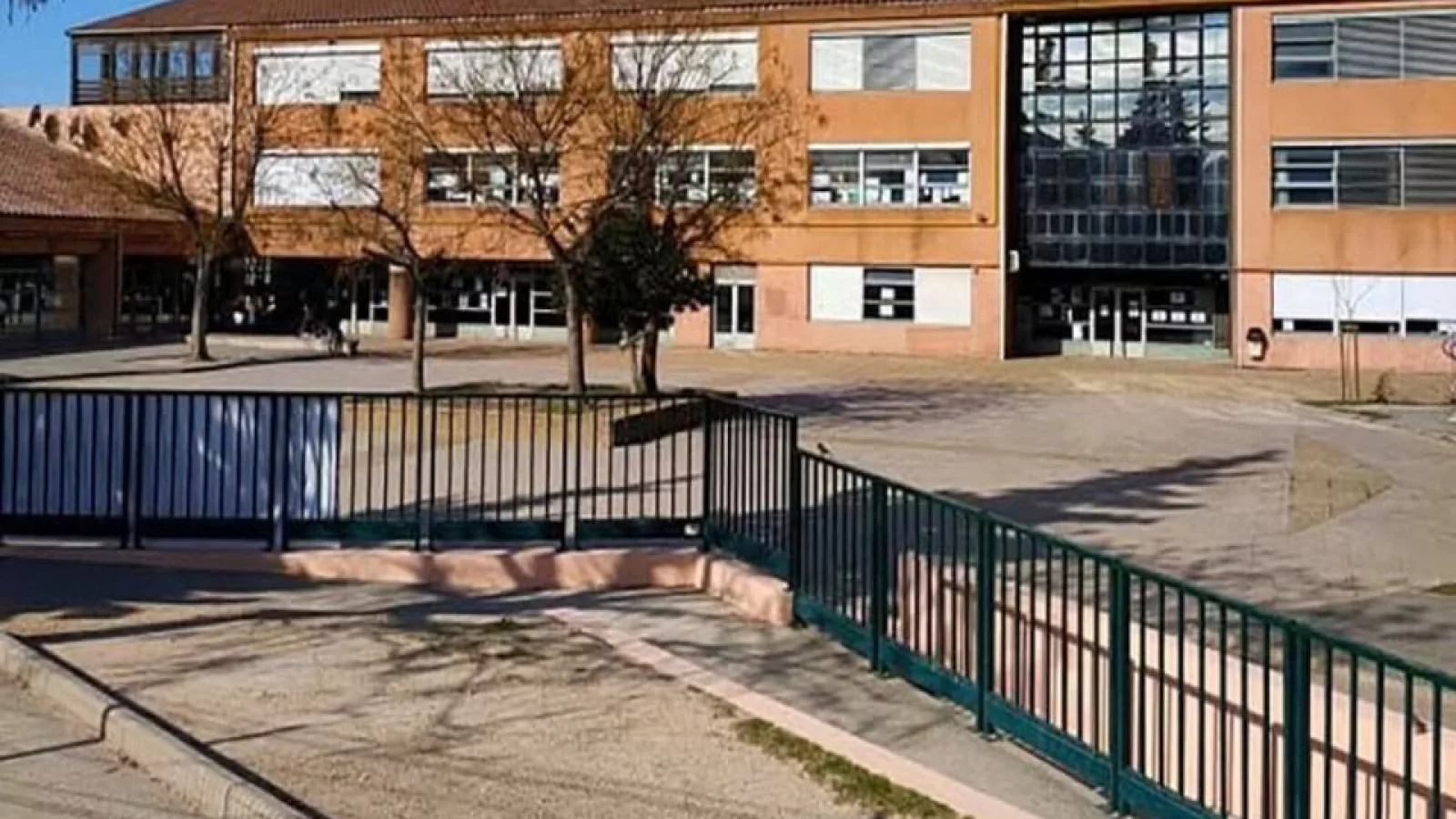 À Aubagne, un collégien de 14 ans ouvre le feu et blesse deux membres du personnel, le collégien interpellé