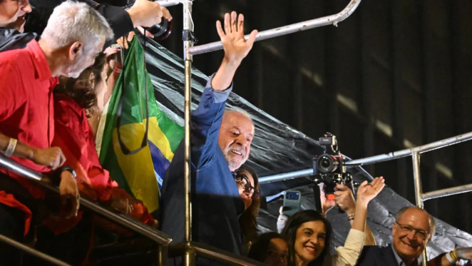 Brésil : réélu de justesse, Lula face à un quatrième mandat sous haute tension