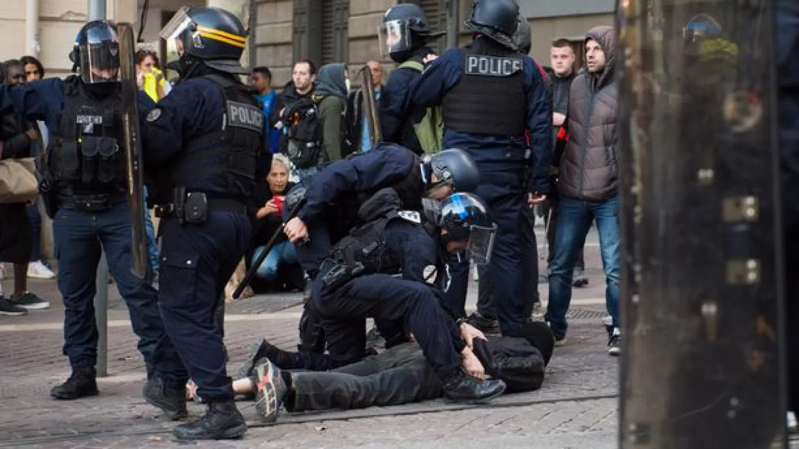 Lors d'une interpellation en manifestation, les personnes placées en garde à vue peuvent demander un avocat et exercer leur droit au silence.