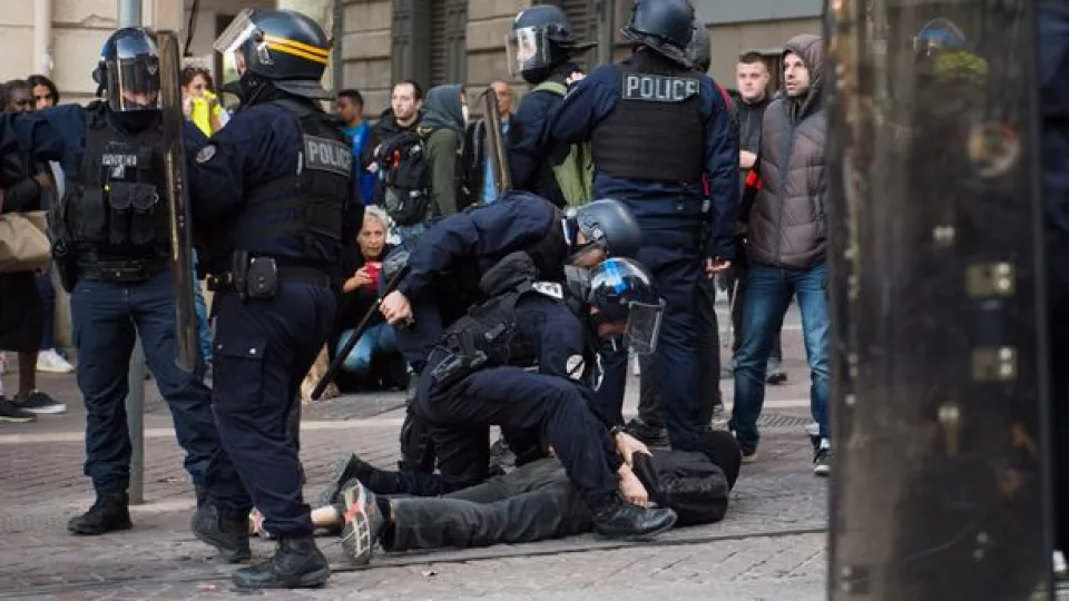 Lors d'une interpellation en manifestation, les personnes placées en garde à vue peuvent demander un avocat et exercer leur droit au silence.