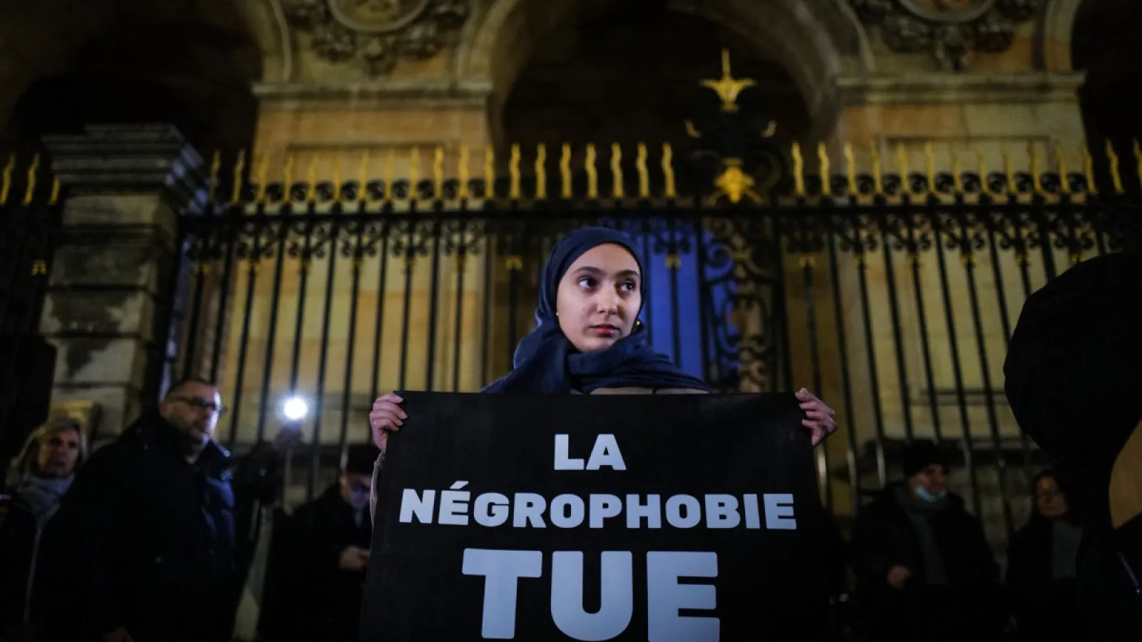 Une manifestante lors d'un rassemblement en hommage aux victimes de la fusillade raciste du 23 octobre qui a fait un mort et cinq blessés à Trappes et La Verrière, le 26 octobre 2026.