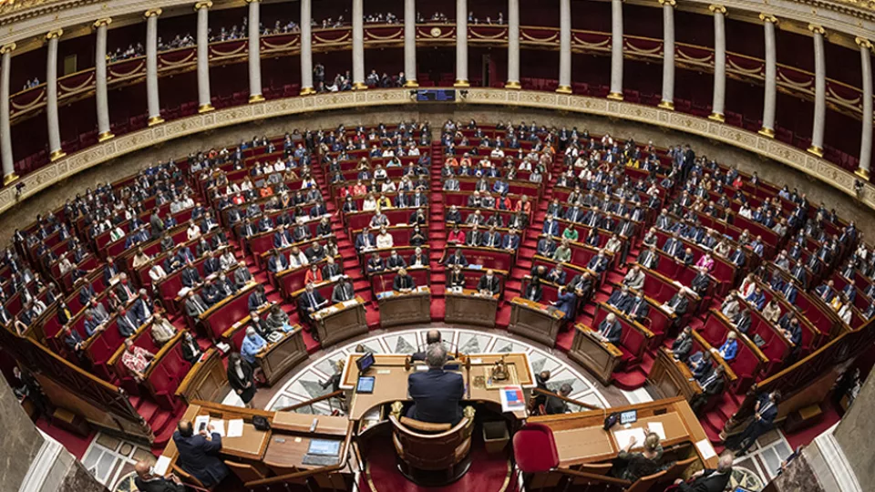 Budget 2027 : les concessions à la jeunesse relancent la bataille des recettes
