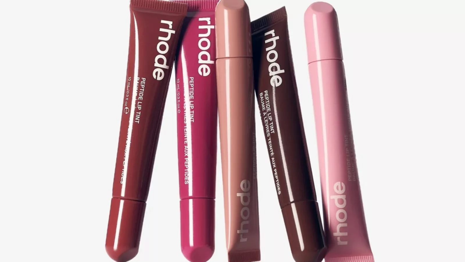 Fondée par Hailey Bieber en 2022, la marque Rhode est désormais distribuée chez Sephora en France, avec des produits de beauté proposés à partir de 26 euros.