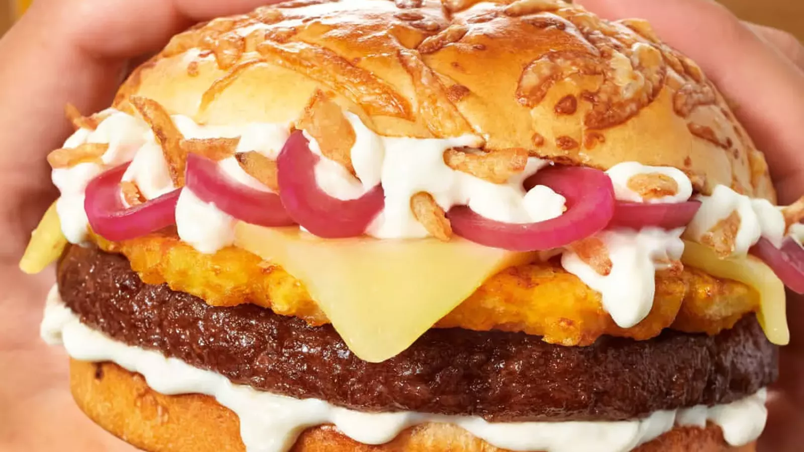 Avec sa gamme « Croquez la France », McDonald's mise sur le Beaufort, la raclette et les spécialités de montagne pour renouveler sa carte jusqu'au 30 novembre.