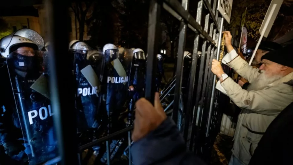 Des manifestants à Varsovie devant la Cour constitutionnelle polonaise, le 30 octobre 2026