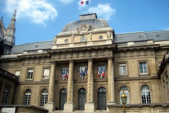 Au procès des revenantes de Daech, Jennyfer Clain et deux proches comparaissent à Paris pour avoir rejoint l’État islamique en Syrie.