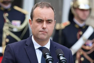 Sébastien Lecornu a annoncé la fin, dès janvier 2026, des privilèges « à vie » des anciens Premiers ministres – voitures, secrétariats et protections policières – pour en faire des dispositifs limités et conditionnés.