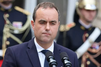 Sébastien Lecornu a annoncé la fin, dès janvier 2026, des privilèges « à vie » des anciens Premiers ministres – voitures, secrétariats et protections policières – pour en faire des dispositifs limités et conditionnés.