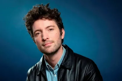 L’auteur et journaliste Paul Gasnier, dont le livre La Collision interroge le lien entre deuil et politique.