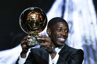 À 28 ans, l’attaquant du PSG a été sacré Ballon d’Or 2025, lundi soir à Paris. Longtemps miné par les blessures et le doute, Ousmane Dembélé a trouvé la constance et la lumière, jusqu’à devancer Lamine Yamal et Vitinha.