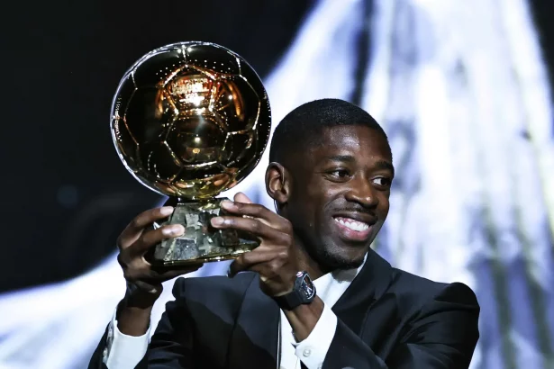 À 28 ans, l’attaquant du PSG a été sacré Ballon d’Or 2025, lundi soir à Paris. Longtemps miné par les blessures et le doute, Ousmane Dembélé a trouvé la constance et la lumière, jusqu’à devancer Lamine Yamal et Vitinha.