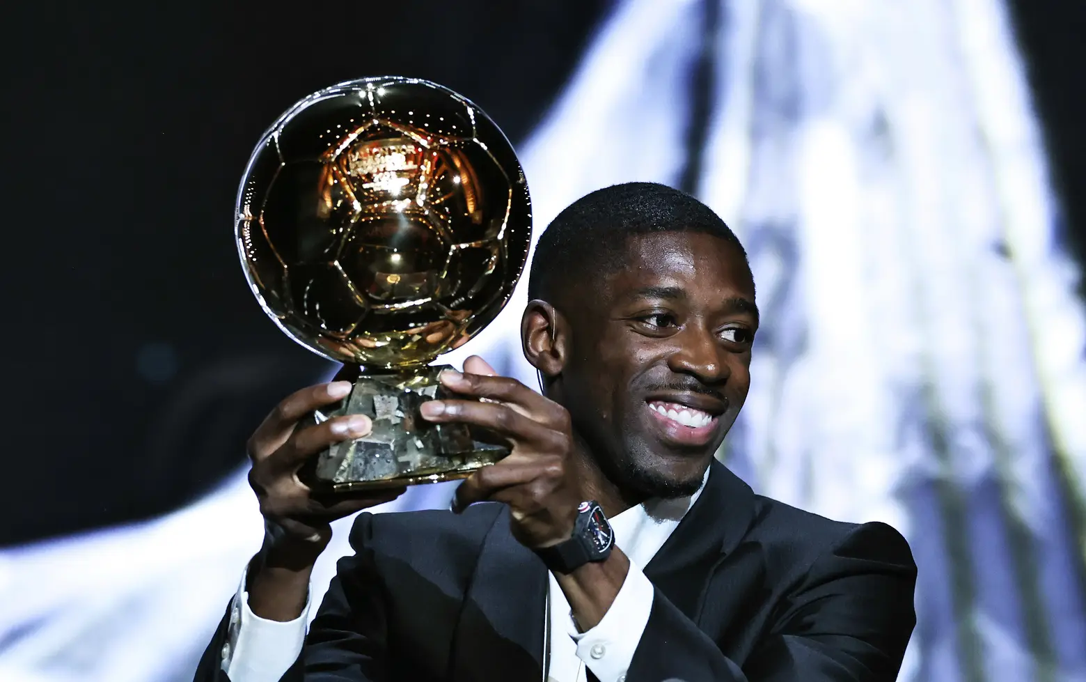 À 28 ans, l’attaquant du PSG a été sacré Ballon d’Or 2025, lundi soir à Paris. Longtemps miné par les blessures et le doute, Ousmane Dembélé a trouvé la constance et la lumière, jusqu’à devancer Lamine Yamal et Vitinha.