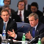 Tony Blair, ici aux côtés de George W. Bush, reste marqué par son soutien à l’invasion de l’Irak en 2003.