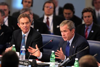 Tony Blair, ici aux côtés de George W. Bush, reste marqué par son soutien à l’invasion de l’Irak en 2003.