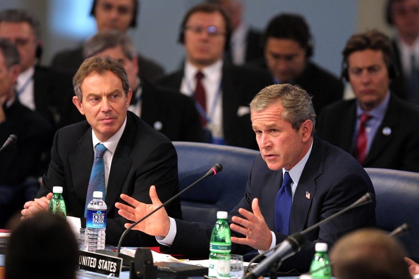 Tony Blair, ici aux côtés de George W. Bush, reste marqué par son soutien à l’invasion de l’Irak en 2003.