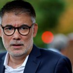 Olivier Faure, premier secrétaire du PS, est fragilisé par un tweet controversé mêlant Nouvel An juif et drapeau palestinien en mairie, qui déclenche une crise politique au sein du parti et au-delà.
