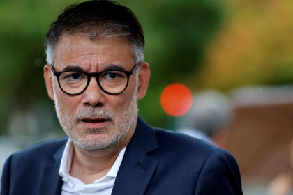 Olivier Faure, premier secrétaire du PS, est fragilisé par un tweet controversé mêlant Nouvel An juif et drapeau palestinien en mairie, qui déclenche une crise politique au sein du parti et au-delà.
