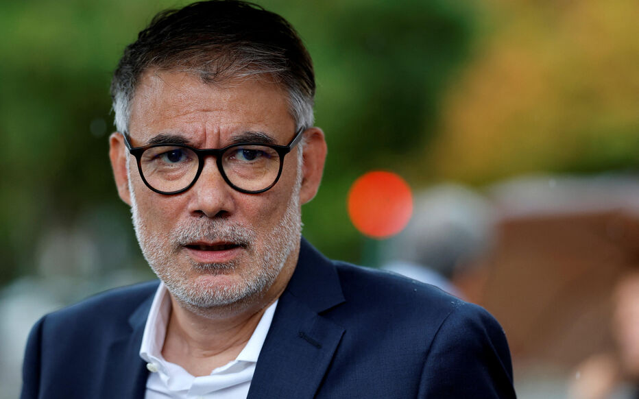 Olivier Faure, premier secrétaire du PS, est fragilisé par un tweet controversé mêlant Nouvel An juif et drapeau palestinien en mairie, qui déclenche une crise politique au sein du parti et au-delà.