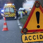 Panneau accident et véhicules de secours sur une route en France, illustrant la sécurité routière et la hausse des accidents mortels en 2025.