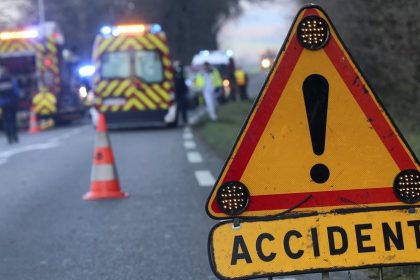 Panneau accident et véhicules de secours sur une route en France, illustrant la sécurité routière et la hausse des accidents mortels en 2025.