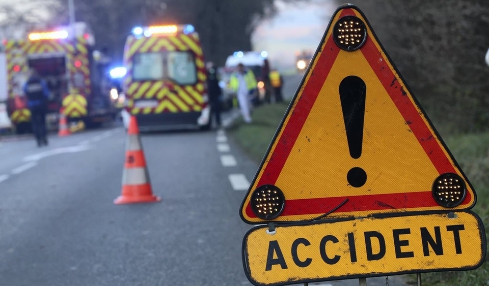 Panneau accident et véhicules de secours sur une route en France, illustrant la sécurité routière et la hausse des accidents mortels en 2025.