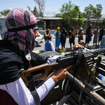 Coupure Internet en Afghanistan : antenne de télécommunications à Kaboul, symbole du blackout numérique imposé par les Talibans.