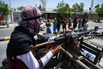 Coupure Internet en Afghanistan : antenne de télécommunications à Kaboul, symbole du blackout numérique imposé par les Talibans.