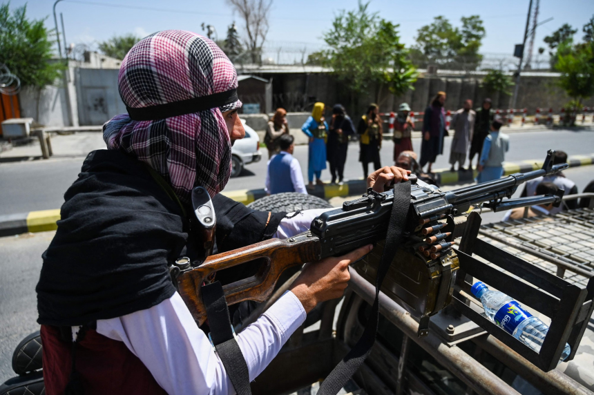 Coupure Internet en Afghanistan : antenne de télécommunications à Kaboul, symbole du blackout numérique imposé par les Talibans.