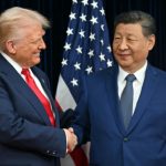 Le président américain Donald Trump (g) et son homologue chinois Xi Jinping se serrent la main avant des discussions à la base aérienne de Gimhae, située à côté de l'aéroport international de Gimhae à Busan, en Corée du Sud, le 30 octobre 2025 ( AFP / ANDREW CABALLERO-REYNOLDS )