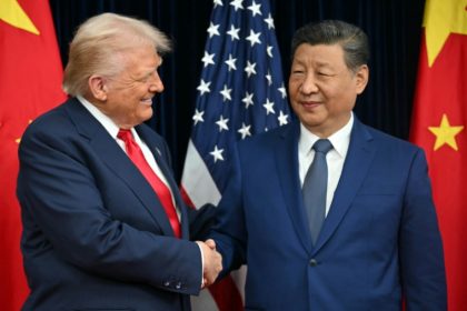 Le président américain Donald Trump (g) et son homologue chinois Xi Jinping se serrent la main avant des discussions à la base aérienne de Gimhae, située à côté de l'aéroport international de Gimhae à Busan, en Corée du Sud, le 30 octobre 2025 ( AFP / ANDREW CABALLERO-REYNOLDS )