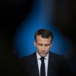 face à la crise politique, Emmanuel Macron, isolé cherche un nouveau premier ministre