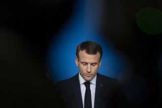 face à la crise politique, Emmanuel Macron, isolé cherche un nouveau premier ministre