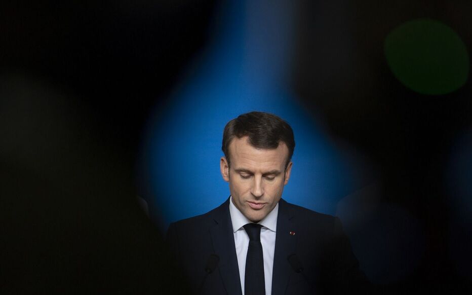 face à la crise politique, Emmanuel Macron, isolé cherche un nouveau premier ministre
