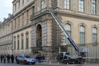 Pour rentrer dans le Louvre, les cambrioleurs ont utilisé une nacelle.