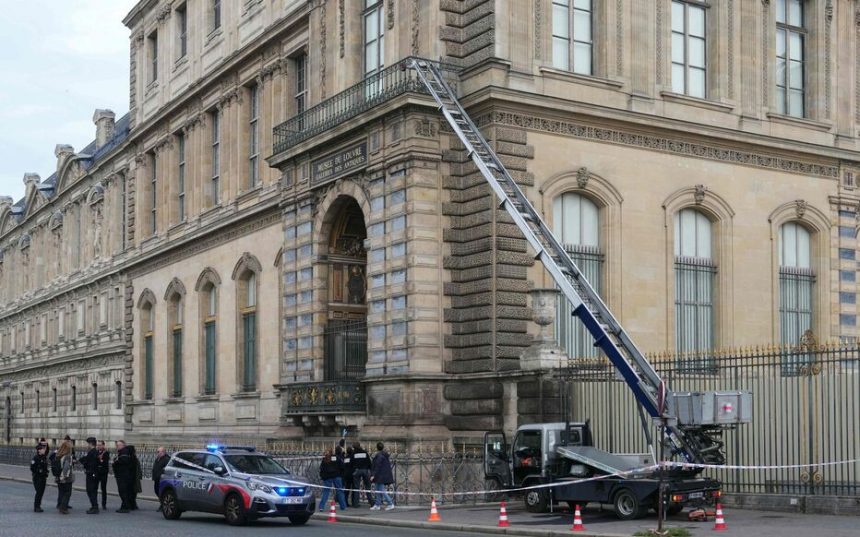 Pour rentrer dans le Louvre, les cambrioleurs ont utilisé une nacelle.