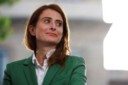 Marine Tondelier, secrétaire nationale du parti Les Écologistes (Les Verts), assiste à un rassemblement du Nouveau Front populaire, à Montreuil, près de Paris, le premier jour de la campagne officielle pour les élections législatives françaises, le 17 juin 2024. REUTERS/Sarah Meyssonnier