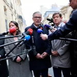 À Matignon, Olivier Faure ressort frustré : le PS n’a obtenu « aucune assurance » sur la suspension de la réforme des retraites.