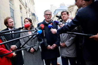 À Matignon, Olivier Faure ressort frustré : le PS n’a obtenu « aucune assurance » sur la suspension de la réforme des retraites.