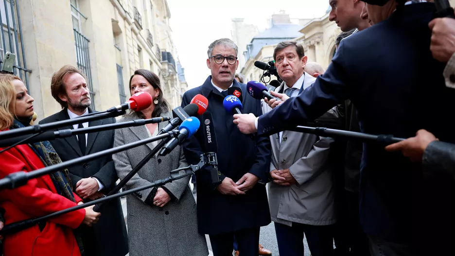 À Matignon, Olivier Faure ressort frustré : le PS n’a obtenu « aucune assurance » sur la suspension de la réforme des retraites.
