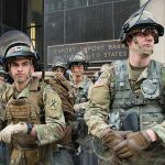 Des soldats de la Garde nationale américaine déployés à Washington lors d’une mission d’appui aux forces locales pour maintenir la sécurité publique et prévenir les violences.