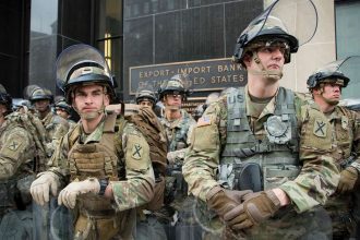 Des soldats de la Garde nationale américaine déployés à Washington lors d’une mission d’appui aux forces locales pour maintenir la sécurité publique et prévenir les violences.