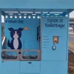 Wash Me déploie des stations de toilettage pour chiens sur les parkings des supermarchés.