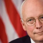© AFP / Le vice-président américain Dick Cheney écoute un orateur avant d’être présenté pour prononcer un discours lors du déjeuner de remise du prix Gerald R. Ford pour le journalisme au National Press Club à Washington, DC, le 2 juin 2008.