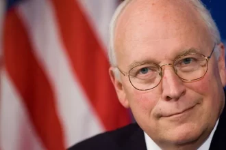 © AFP / Le vice-président américain Dick Cheney écoute un orateur avant d’être présenté pour prononcer un discours lors du déjeuner de remise du prix Gerald R. Ford pour le journalisme au National Press Club à Washington, DC, le 2 juin 2008.
