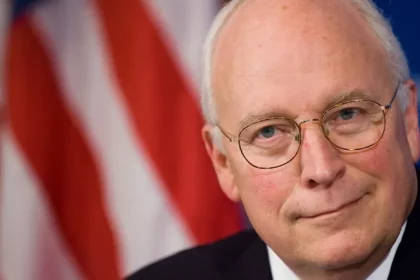 © AFP / Le vice-président américain Dick Cheney écoute un orateur avant d’être présenté pour prononcer un discours lors du déjeuner de remise du prix Gerald R. Ford pour le journalisme au National Press Club à Washington, DC, le 2 juin 2008.