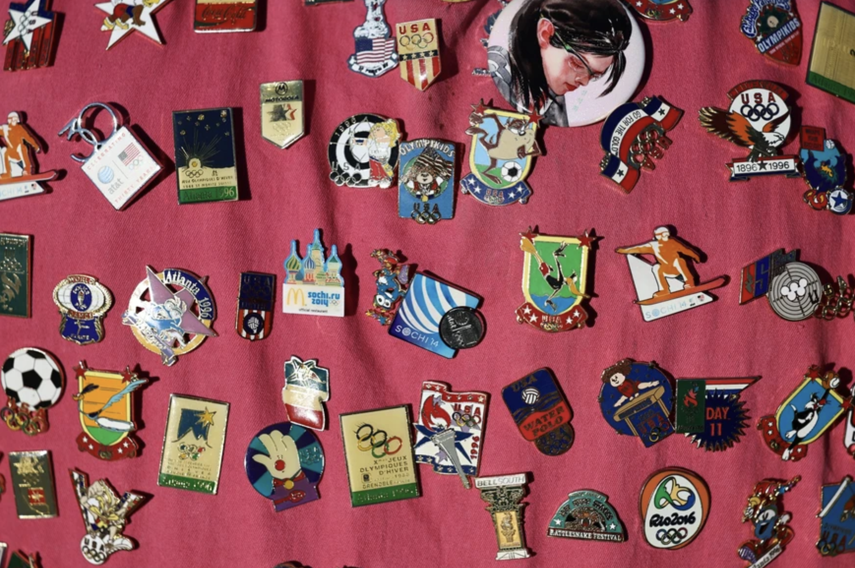 Certains collectionneurs ont rassemblé un nombre impressionnants de pin's olympiques à travers le temps. Image: EPA