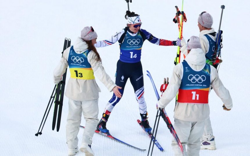 La Française Julia Simon a franchi la ligne avec une avance considérable sur l'Italie pour offrir un premier titre aux Bleus lors de ces Jeux. AFP