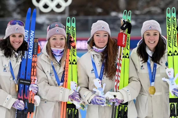 Julia Simon, Océane Michelon, Lou Jeanmonnot et Camille Bened ont dominé, mercredi 18 février 2026, le relais féminin du Biathlon. Hendrik Schmidt/dpa via Reuters